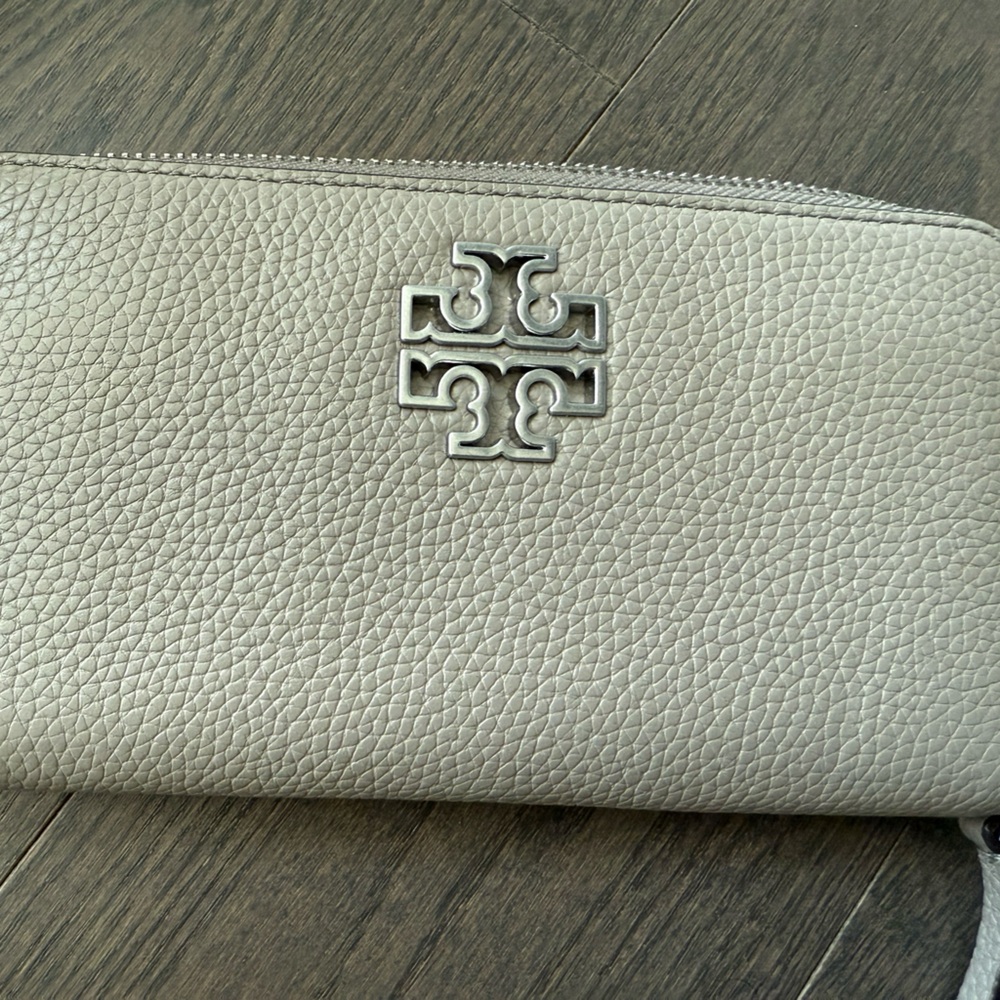 Tory Burch Pebbled Leather Wallet in Light Gray